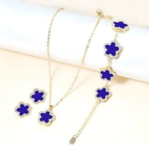 Green Clover Gold Necklace – Elegant Lucky Charm Jewelry